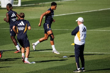 Ancelotti dirige el entrenamiento de esta mañana, en Valdebebas.