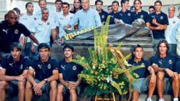 <b>VISITA EMOTIVA. </b>La expedición amarilla realzó la habitual visita a los patronos de la ciudad con las vistas puestas en el primer partido oficial de la temporada.