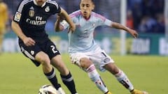 GRA310, VIGO, 26/04/2015.- El centrocampista del Real Madrid Asier Illarramendi (i) pelea el bal&oacute;n con el chileno Fabi&aacute;n Orellana, del Celta de Vigo, durante el partido correspondiente a la jornada trig&eacute;simo tercera de Liga en Primera Divisi&oacute;n que se disputa esta noche en el estadio de Bala&iacute;dos, en Vigo. EFE/Salvador Sas