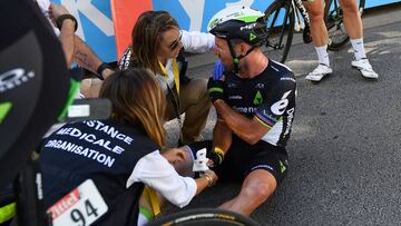 Mark Cavendish siendo atendido por los m&eacute;dicos del Tour de Francia tras su ca&iacute;da en la cuarta etapa.