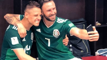 Chicharito y Miguel Lay&uacute;n cambian de look antes del partido frente a Brasil.