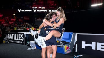 Bea Caldera y Carmen Goenaga se abrazan con su entrenador.