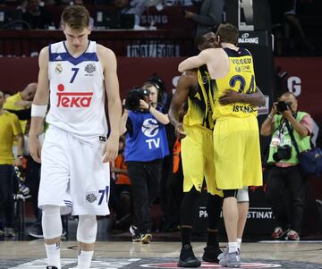 Los jugadores del Fenerbahçe celebran su pase a la final.