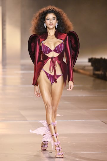 Rania Benchegra durante el desfile de Victoria's Secret Fashion Show en Brooklyn.