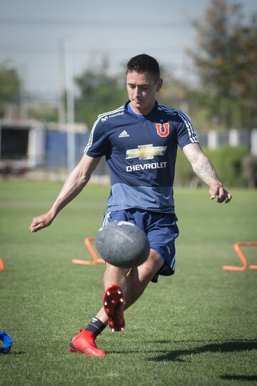 Jugadores de el equipo de rugby neozelandés All Blacks participan en una actividad extraeportiva con los jugadores de el equipo Universidad de Chile en el CDA.