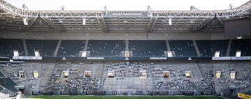 Imágenes de aficionados del Borussia Monchengladbach llenan las gradas del Borussia Park. Los seguidores del club alemán apoyan a su equipo comprando estos cartelones con sus caras y que permanecerán en el estadio hasta que vuelvan los partidos al estadio.