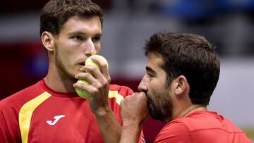 Pablo Carreño habla con Marc Lopez durante el partido de dobles en la eliminatoria de cuartos de final de Copa Davis 2017 entre España y Serbia.