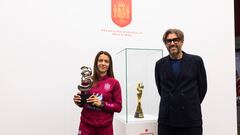 Aitana Bonmatí posa con el Premio AS del deporte 2023 junto a Vicente Jiménez, director de este diario.