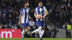 Herrera, junto a Felipe, durante un partido de la Champions con el Oporto. Ambos jugar&aacute;n juntos en el Atl&eacute;tico.