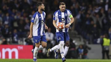 Herrera, junto a Felipe, durante un partido de la Champions con el Oporto. Ambos jugar&aacute;n juntos en el Atl&eacute;tico.