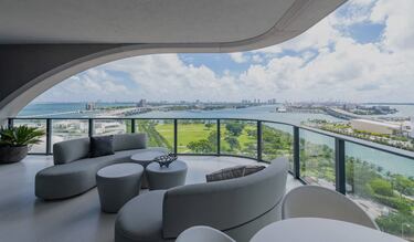 Por vistas como la que se puede apreciar en la imagen se justifican los 40 millones de dólares que han desembolsado los Beckham por esta lujosa vivienda que se ha terminado hace unas semanas. Concretamente ésta muestra una de las terrazas que tiene la vivienda.