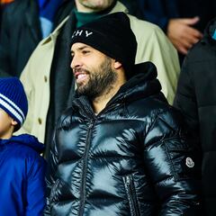 Jordi Alba visita el Olímpico de Montjuic para ver el Barcelona - Atlético de Madrid
