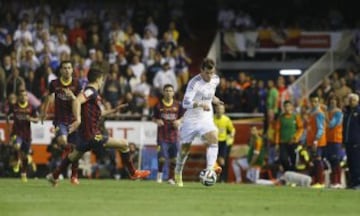 Bale recibe el balón y se apresta a empezar su carrera...