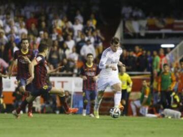 Bale recibe el balón y se apresta a empezar su carrera...