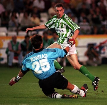 63 partidos con el Betis y 84 con el Valencia. Jugó cuatro temporadas en el Betis y tres en el Valencia. Con los béticos consiguió ascender a Primera en el curso 2000-01.
