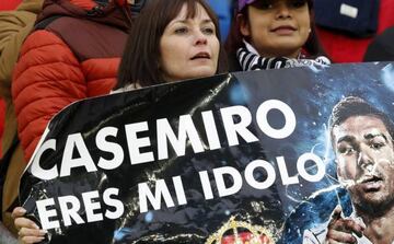 Una aficionada porta una pancarta de Casemiro en el Bernabéu.