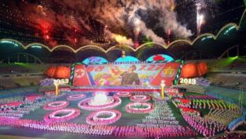 Fotografía distribuida por la Agencia Central de Noticias de Corea del Norte, que muestra la ceremonia de inauguración del famoso festival de masas norcoreano "Arirang", la mayor representación gimnástica del mundo, en Pyongyang, Corea del Norte.