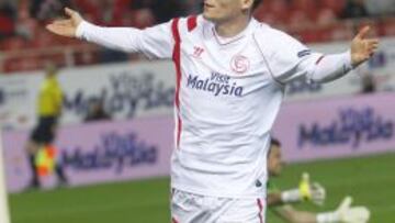 Gameiro celebra un gol con el Sevilla.
