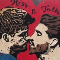Un grafiti de un beso entre Piqué y Ramos para el Clásico