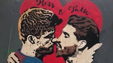 Un grafiti de un beso entre Piqué y Ramos para el Clásico