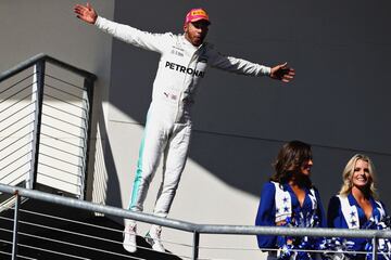 Lewis Hamilton celebra la victoria. 