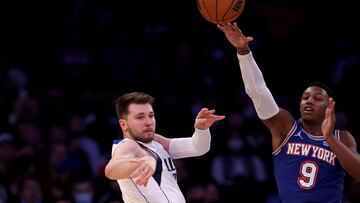 NEW YORK, NEW YORK - JANUARY 12: Luka Doncic #77 of the Dallas Mavericks passes as RJ Barrett #9 of the New York Knicks defends at Madison Square Garden on January 12, 2022 in New York City. NOTE TO USER: User expressly acknowledges and agrees that, by downloading and or using this photograph, User is consenting to the terms and conditions of the Getty Images License Agreement.   Elsa/Getty Images/AFP
 == FOR NEWSPAPERS, INTERNET, TELCOS &amp; TELEVISION USE ONLY ==