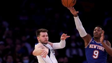 NEW YORK, NEW YORK - JANUARY 12: Luka Doncic #77 of the Dallas Mavericks passes as RJ Barrett #9 of the New York Knicks defends at Madison Square Garden on January 12, 2022 in New York City. NOTE TO USER: User expressly acknowledges and agrees that, by downloading and or using this photograph, User is consenting to the terms and conditions of the Getty Images License Agreement. Elsa/Getty Images/AFP
== FOR NEWSPAPERS, INTERNET, TELCOS & TELEVISION USE ONLY ==