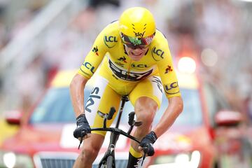 Chris Froome llegando a la línea de meta durante la etapa 20ª del Tour de Francia. 