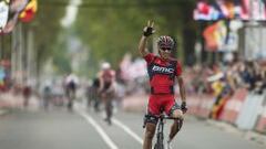 Philippe Gilbert llega a meta con triempo de celebrarlo.