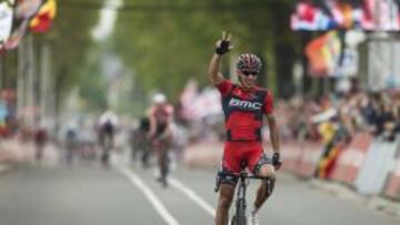 Philippe Gilbert llega a meta con triempo de celebrarlo.