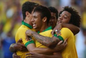 Neymar y Marcelo celebran el primer gol del equipo.