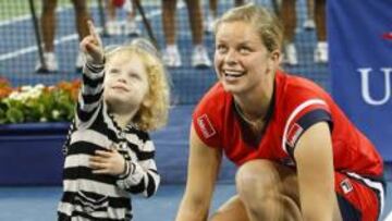 <b>CAMPEONA. </b>Kim Clijsters, de 23 años, sacó a la cancha a su hija Jada para festejar el título.