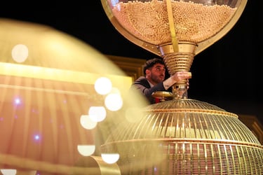 Un operario prepara el bombo para dar comienzo al Sorteo Extraordinario de Navidad de la Lotería Nacional.