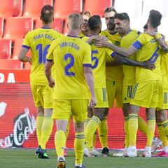 El Cádiz conquista Los Cármenes y logra la permanencia virtual
