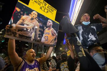 Los Angeles celebra la victoria de sus Lakers