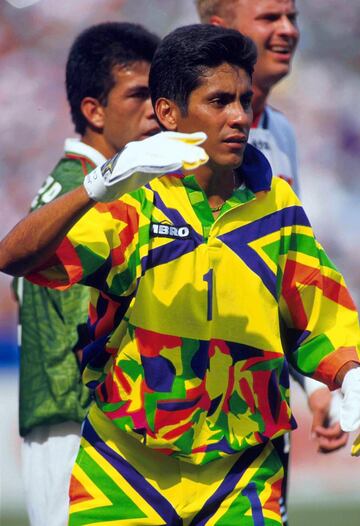 Es uno de los porteros históricos de la Selección Mexicana con tres mundiales disputados y al haber ganado la Copa Confederaciones del 1999. Con sus peculiares uniformes y sus grandes actuaciones bajo los tres postes se convirtió en uno de los referentes del fútbol mexicano. Oswaldo Sánchez fue otro de los arqueros que también utilizaron el número uno en su trayectoria con el tricolor.