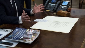 Washington (Usa), 28/05/2020.- US President Donald J. Trump makes remarks as he receives a briefing on the 2020 Hurricane Season during coronavirus pandemic in the Oval Office, White House, Washington, DC, USA, 28 May 2020. (Estados Unidos) EFE/EPA/DOUG M