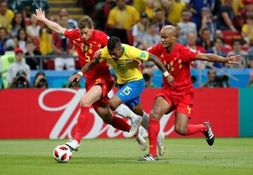 Paulinho entre Vincent Kompany y Jan Vertonghen.