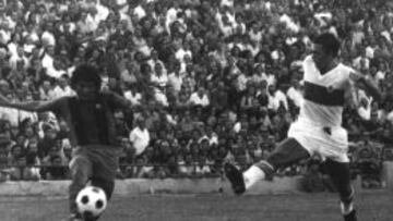 En la imagen, Sotil remata ante Llompart en un Elche-Barça de los 70.