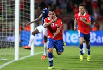 Tras un regular Copa América de Argentina 2011, Gary Medel retomó el buen nivel por 'La Roja', y fue uno de los pilares en la clasificación a Brasil 2014. En la campaña, marcó dos tantos (Perú y Ecuador). En la imagen, el gol que le hizo a Ecuador.