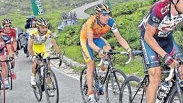 <b>CORAJE DE LÍDER. </b>Sastre tira del grupo de favoritos en plena ascensión a Los Lagos. Tras él, Menchov, Piepoli, Evans, Chavanel, Goubert y Bertagnolli.