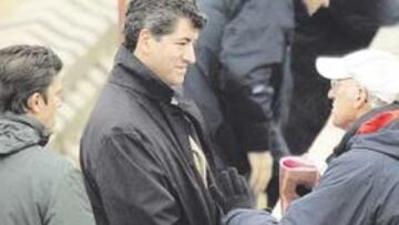 <b>CUMBRE. </b>Toni Muñoz observa la conversación entre Gil Marín y Bianchi ayer en Majadahonda.