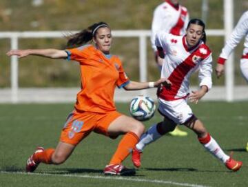 La valencianista Paula Nicart lucha un balón con la rayista Iris. 