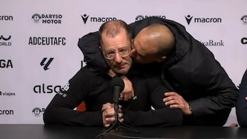 Momento de esa secuencia en sala de prensa cuando aparece el presidente.