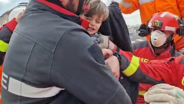 El momento en el que un español rescata con vida a un niño y una niña cuatro días después del terremoto
