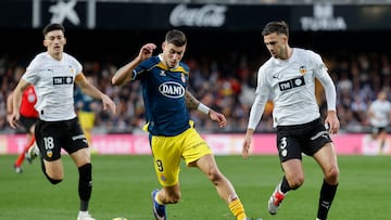 VALENCIA, 24/01/2026.- El extremo del Espanyol Roberto Fernández (c) durante el encuentro correspondiente a la jornada 21 de LaLiga EA Sports entre el Valencia y el Espanyol disputado en Mestalla, Valencia, este sábado. EFE/ Ana Escobar