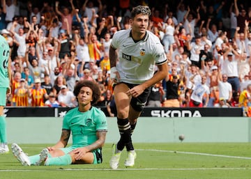 El jugador del Valencia, Hugo Duro, celebra el primero ante el Atleti. 