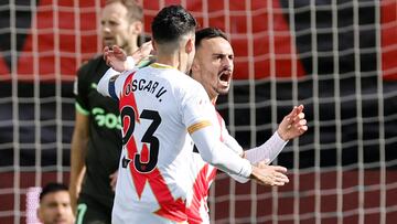 Álvaro celebra con Óscar Valentín su 1-0 al Girona.