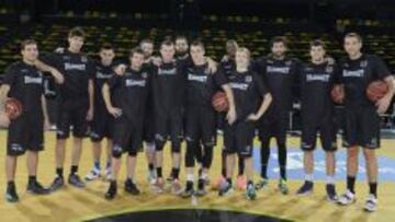 DISTENDIDOS. La plantilla del Bilbao Basket, relajada y feliz, posó ayer para AS en Miribilla. De izquierda a derecha: Quino Colom, Marko Todorovic, Nikola Lucic, Raúl López, Ethan Wragge, Dairis Bertans, Germán Gabriel, Danilo Andjusic, Latavious Williams, Tobias Borg, Álex Mumbrú, Dejan Todorovic y Axel Hervelle.