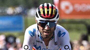 Alejandro Valverde llega a la meta de M&eacute;geve tras la quinta etapa del Criterium du Dauphine 2020.